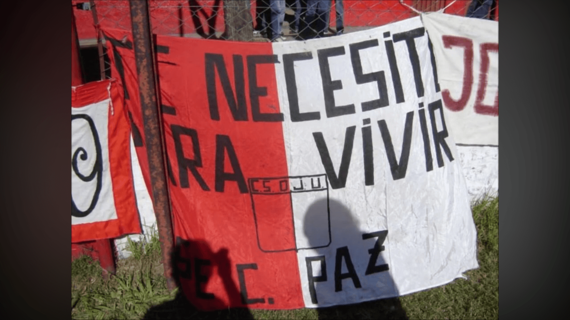 Bandera de la hinchada de Juventud Unida conservada en el archivo fotografico.