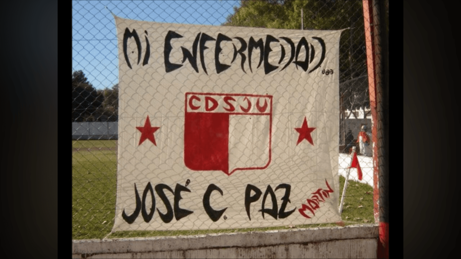 Bandera de la hinchada de Juventud Unida conservada en el archivo fotografico.