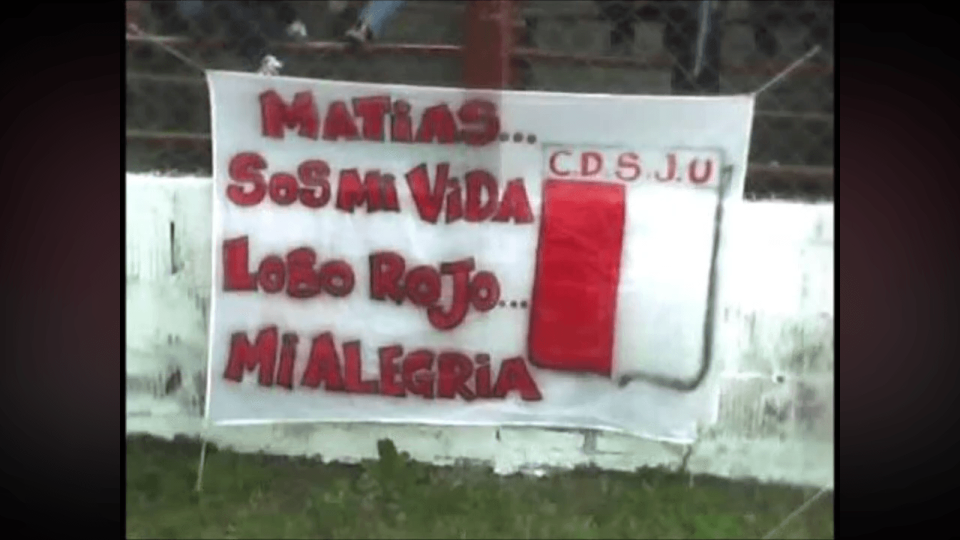Bandera de la hinchada de Juventud Unida conservada en el archivo fotografico.