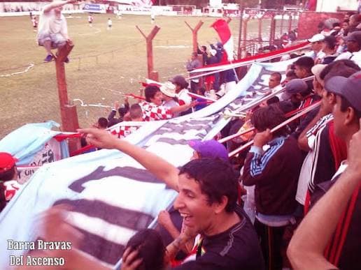 Tribuna de Juventud Unida con banderas