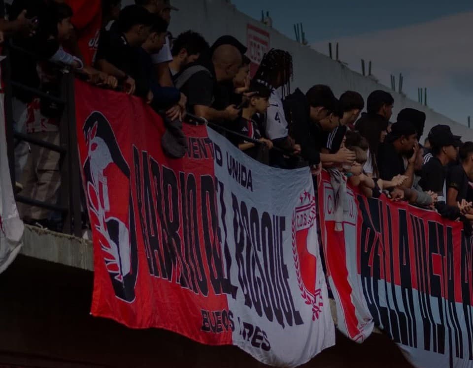 Hinchada de Juventud Unida alentando en la tribuna